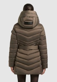 Padded, oliwkowa kurtka puchowa w wzór zygzakowaty, z paskiem w talii, dużym kapturem i czarną naszywką z logo na plecach.