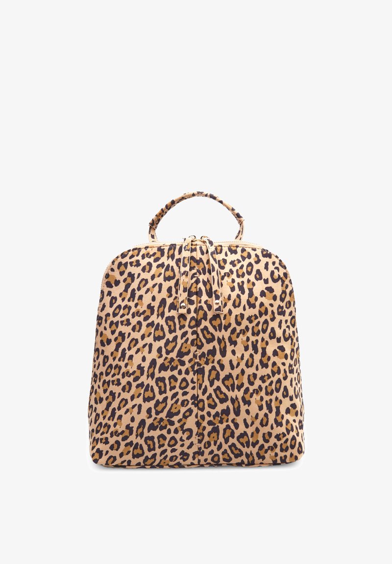 Leopardo rašto kuprinė su struktūrine forma, turinti viršutinę rankeną, dvi užtrauktuko traukiklius ir šviesiai rudos spalvos pagrindą su juodais ir rudiom dėmėm.