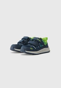 Niebieskie i zielone buty dziecięce z teksturowanym wierzchem, podwójnymi paskami Velcro oraz amortyzowaną podeszwą dla wsparcia i komfortu.