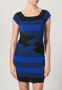 Sukienka bodycon wykonana z tkaniny jersey, z poziomymi niebieskimi i czarnymi paskami, kwadratowym dekoltem oraz rękawami typu cap, o dopasowanym kroju.