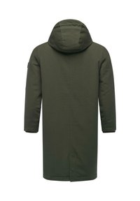 Lång, mörkgrön kappa i texturerat tyg med huva och långa ärmar. Har en minimalistisk design utan synliga detaljer eller mönster.