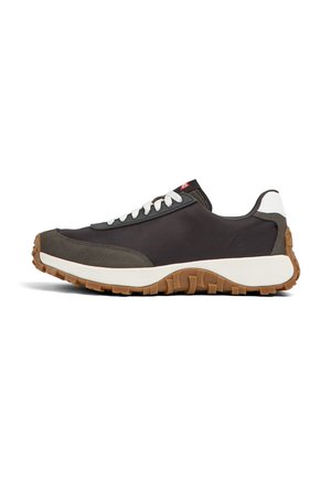 Low-profile donkergrijze sneaker met witte veters, dikke witte tussenzool en bruine getextureerde rubberen buitenzool op een witte achtergrond.
