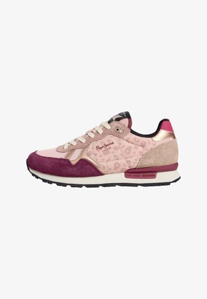 Sneaker rosa chiaro con materiali in suede e sintetico, dettagli a stampa leopardata, lacci crema e suola color bordeaux con logo.