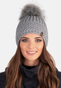 Beanie grigia lavorata a maglia con un pompon in pelliccia sintetica sulla parte superiore, caratterizzata da un motivo testurizzato e un piccolo dettaglio in pelle sul lato.