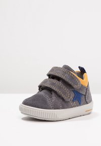 Sneaker grigio per bambini con colletto giallo, dettaglio a stella blu, doppie fasce in Velcro e suola in gomma bianca, mostrato su sfondo bianco.