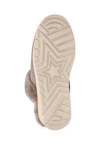 Beige suède slipperzool met een gestructureerde rubberen loopzool met een sterrenpatroon en "Skechers" branding, omringd door zachte bontvoering.
