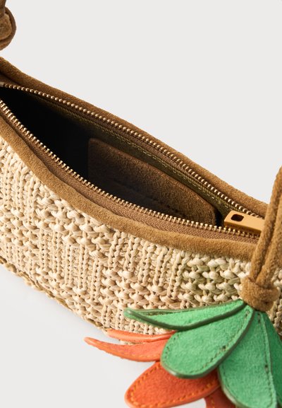 Πλεκτός μπεζ φάκελος με καφέ σουέτ λεπτομέρειες, χρυστό φερμουάρ και πράσινο και πορτοκαλί δερμάτινο φύλλο ως τσέπης στο φερμουάρ.