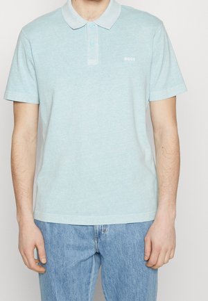 Hellblaues Polohemd, Baumwollmischung, kurze Ärmel, Zweiknopf-Leiste, kontrastierender Kragen, Markenlogo "BOSS" auf der Brust, glatter Stoff.