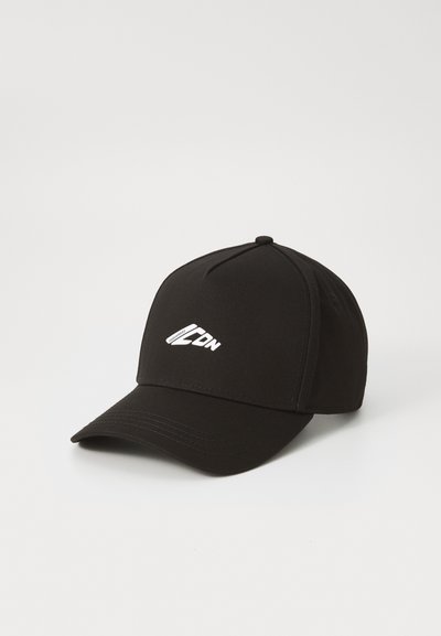 Casquette de baseball noire avec une visière incurvée, fabriquée en tissu texturé. Présente un logo blanc sur le devant et une couronne structurée avec six panneaux.