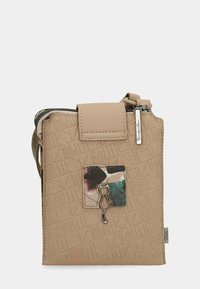 Kleine beige Umhängetasche mit geprägtem Muster, einem mehrfarbigen Patch, einem katzenförmigen Metallanhänger, einem Reißverschluss oben und einem Klappenverschluss auf der Vorderseite.