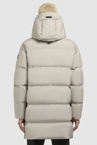 Lys beige puffer-jakke med en aftagelig hætte, høj krave og quiltet design. Glat tekstur, lange ærmer og minimal hardware synlig.