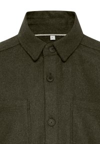 Giacca camicia in lana verde scuro con colletto classico, quattro bottoni e taschino sul lato sinistro del petto. Tessuto morbido e design strutturato. Etichetta della taglia visibile.