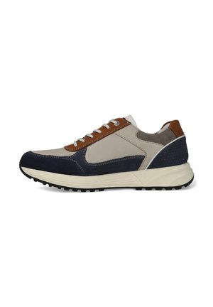 Legere Sneaker mit beigen, marineblauen und braunen Lederpaneelen, weißen Schnürsenkeln und einer dicken weißen Sohle mit schwarzem Profil.