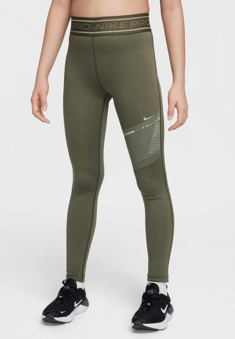 Leggings Nike Pro verde oliva con un ampio elastico in vita, tessuto traspirante e dettagli a motivo testurizzato lungo il lato in un colore a contrasto.