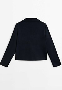 Ciemnoniebieska krótka kurtka z długimi rękawami, płaskim kołnierzem i gładką teksturą materiału. Prosty design bez widocznych elementów metalowych czy ozdób.