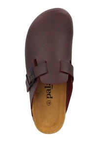 Zoccolo in pelle bordeaux con cinturino regolabile nero, parte superiore liscia e soletta naturale. Design a punta tonda con dettagli minimi.