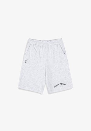 Grijze katoenen shorts met een elastische tailleband, twee zijzakken en zwarte grafische tekst "Insane Grimey" op de linkerben onderaan.