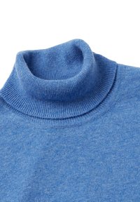 Modrý pletený vlněný rolák s překlopeným límcem na plochém bílém pozadí.