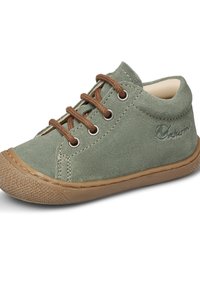 Zelené semišové tenisky s hnědými tkaničkami, zaoblenou špičkou, gumovou podrážkou a hnědým akcentem na okraji podrážky. Na boku se nachází logo.