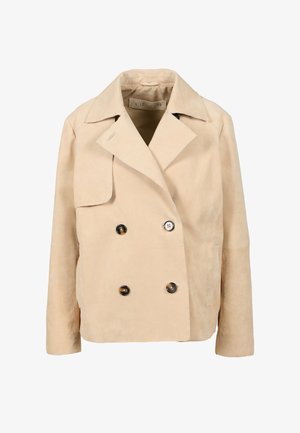 Chaqueta beige cruzada de ante con solapa con muesca, grandes botones y un corte relajado. Presenta una ligera textura y bolsillos de parche.