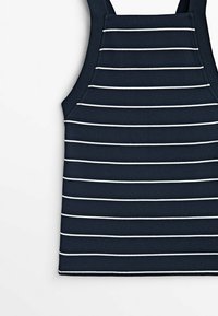 Top senza maniche blu navy con righe orizzontali bianche, realizzato in tessuto a coste, dotato di spalline larghe e scollo arrotondato.