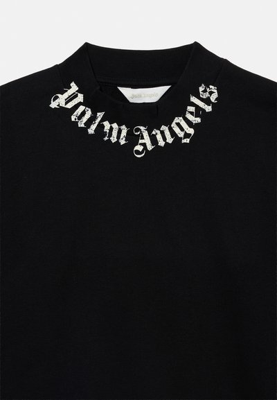 Μαύρο πουλόβερ με στρογγυλή λαιμόκοψη και λευκό κείμενο "Palm Angels" σε γοτθικό στιλ τυπωμένο κοντά στον γιακά.