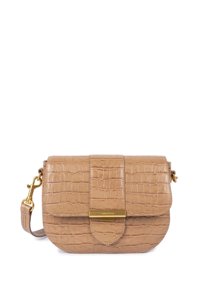 Beige Kunstleder-Crossbody-Tasche mit Krokodil-Textur, Klappenverschluss und goldfarbenen Beschlägen. Sie verfügt über einen verstellbaren Riemen und eine abgerundete Basis.