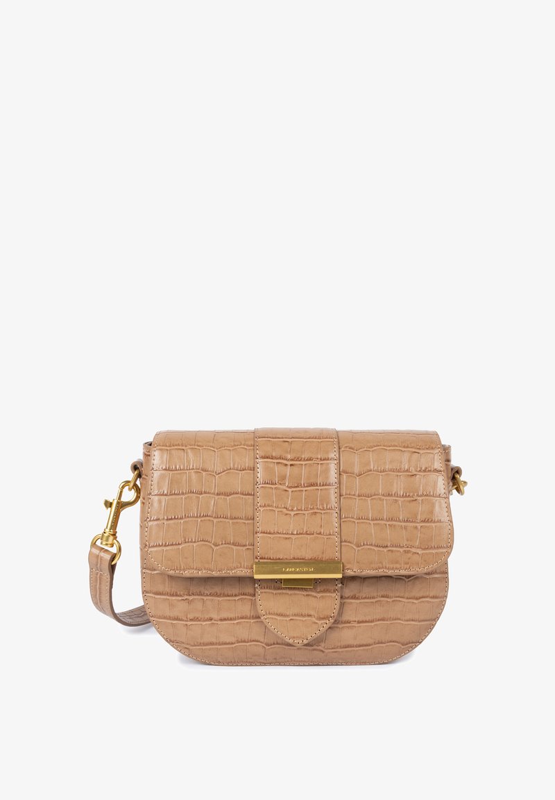 Beige Kunstleder-Crossbody-Tasche mit Krokodil-Textur, Klappenverschluss und goldfarbenen Beschlägen. Sie verfügt über einen verstellbaren Riemen und eine abgerundete Basis.