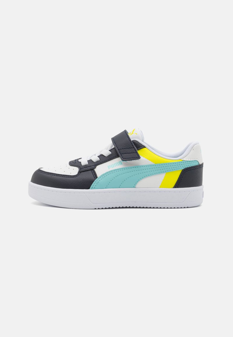 Sneaker met een witte geperforeerde neus, marineblauw leren bovenwerk, teal en gele accenten en een witte rubberen zool. Bevat een klittenbandsluiting.