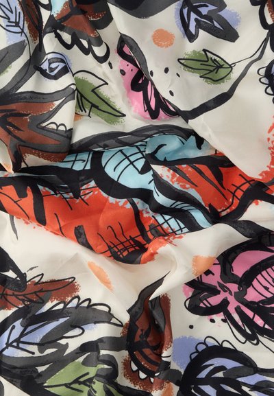 Διάφανο ύφασμα με πολύχρωμο λουλουδένιο σχέδιο με μαύρα περιγράμματα, σε αποχρώσεις κόκκινου, πράσινου, ροζ και μπλε πάνω σε λευκό φόντο.