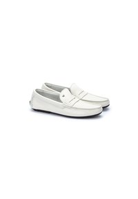 Mocasines de cuero blanco con un acabado suave, puntera redondeada y costuras decorativas. Presentan un discreto detalle del logo en el lateral.