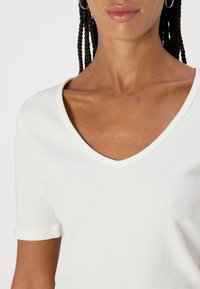 Calvin Klein Jeans V NECK TEE - Osnovna majica kratkih rukava - bright white