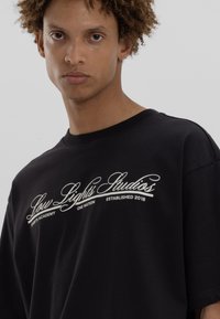 LOW LIGHTS STUDIOS® NATIONAL - T-shirts med print - black