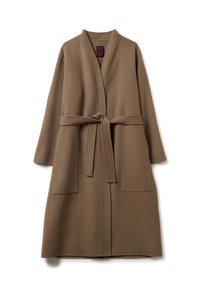 Robe di lana marrone con design avvolgente, maniche lunghe, due tasche frontali e cintura coordinata. Texture morbida con una silhouette rilassata.