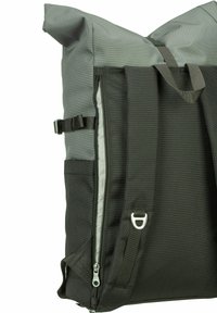 Zaino a ribalta in nylon grigio scuro e nero. Presenta scomparti con zip, spallacci regolabili e un dettaglio metallico sul lato.