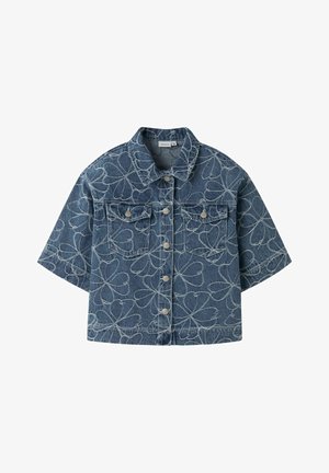 Veste en denim à manches courtes avec fermeture à boutons, deux poches poitrine et broderie à motif floral blanc en lignes.