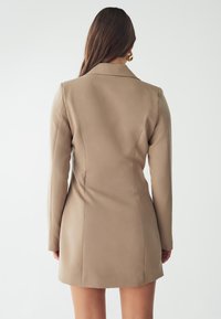 BWLDR SAVAYA  - Vabalt langev kleit - taupe