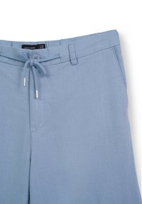 Hellblaue Leinenhose mit Tunnelzug am Bund, flachen Fronttaschen und glatter Textur. Mit einem Etikett am Bund versehen.