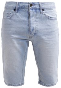 Jasnoniebieskie szorty dżinsowe o prostym kroju, z pięcioma kieszeniami i zapięciem na guzik. Posiadają postrzępiony brzeg i subtelne zatarcia dla nadania tekstury.