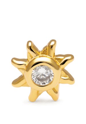Goldener Ohrstecker in Sonnenform mit einem klaren runden Edelstein in der Mitte vor weißem Hintergrund.