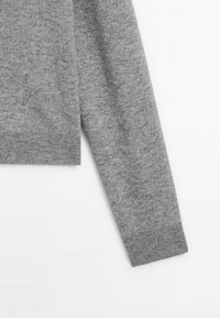 Pull gris en maille à manches longues avec poignets et ourlet côtelés sur fond blanc.