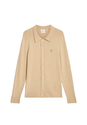 Beige gestrickte Strickjacke mit Kragen, durchgehender Knopfleiste, langen Ärmeln und einem kleinen gestickten Logo auf der linken Brust.