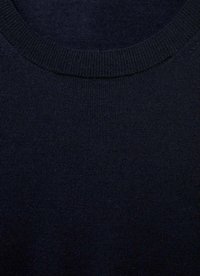 Tmavomodrý pletený sveter s okrúhlym výstrihom a rebrovanou textúrou, s hladkým povrchom a rovnomerným, pevným šitím po celom obvode.