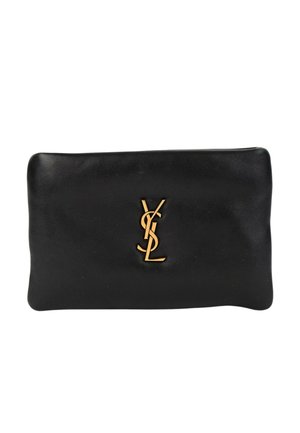Czarna prostokątna skórzana kopertówka ze złotym logo YSL umieszczonym na środku przedniego panelu.