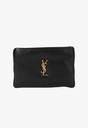 Schwarze rechteckige Lederclutch mit goldenem YSL-Logo zentriert auf dem vorderen Teil.
