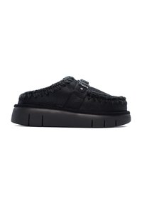 Scarpa nera slip-on con tomaia texture, dettagli cuciti, accentuazione con fibbia laterale e suola in gomma chunky.