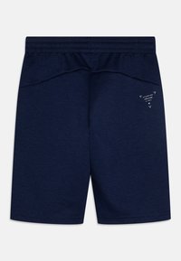 Shorts de sport bleu marine en tissu doux, dotés d'une taille élastique et d'un petit logo imprimé sur le bas à gauche au dos.