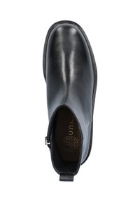 Bottines noires en cuir avec une finition lisse, un bout rond, une fermeture éclair sur le côté et une semelle en caoutchouc texturée noire. L'intérieur comprend des détails de logo.