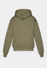 Haut à capuche vert olive en tissu texturé, doté d'une capuche et de manches longues. L'ourlet et les poignets sont côtelés avec une coupe décontractée.