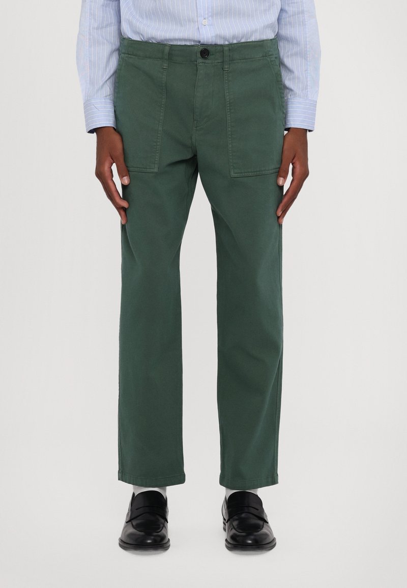 Pantalon en sergé de coton vert avec une coupe droite, doté de deux grandes poches avant et d'une fermeture à bouton unique à la taille.